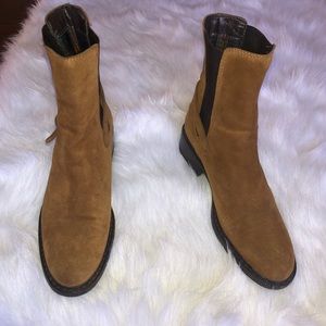 Casual suede men Chelsea boot with small buckle.